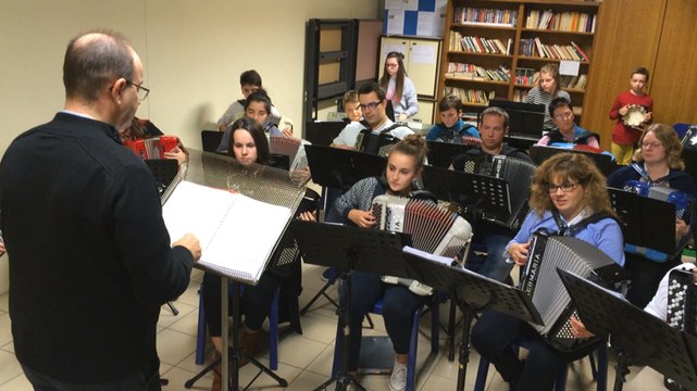 Le club d'accordéon reprend Go West