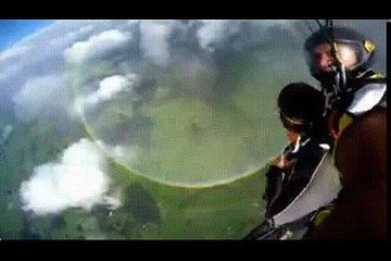 arcoíris de círculo durante un salto en paracaídas