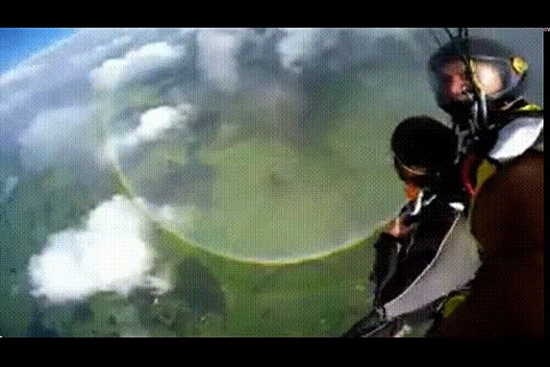 arcoíris de círculo durante un salto en paracaídas
