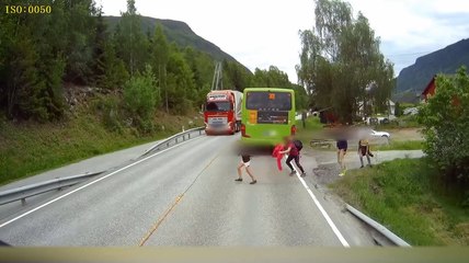 Un enfant traverse une route derrière un bus.