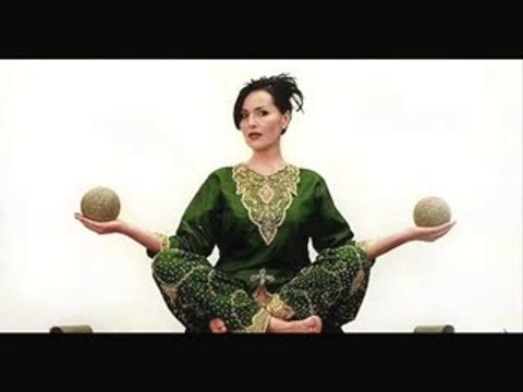 Tu jest mój dom Z moim życiem w tle Tutaj mogą mnie lubić Ale mogą też nie Tu jest mój język Tutaj jest mój świat Mogę żyć bez miłości Jeśl