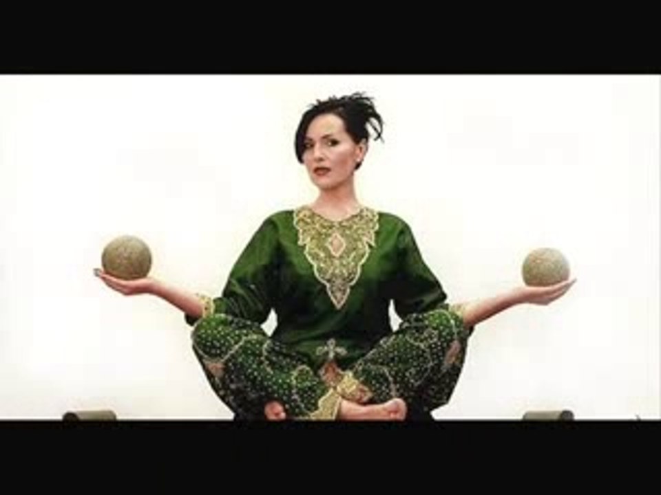 Tu jest mój dom Z moim życiem w tle Tutaj mogą mnie lubić Ale mogą też nie  Tu jest mój język Tutaj jest mój świat Mogę żyć bez miłości Jeśl