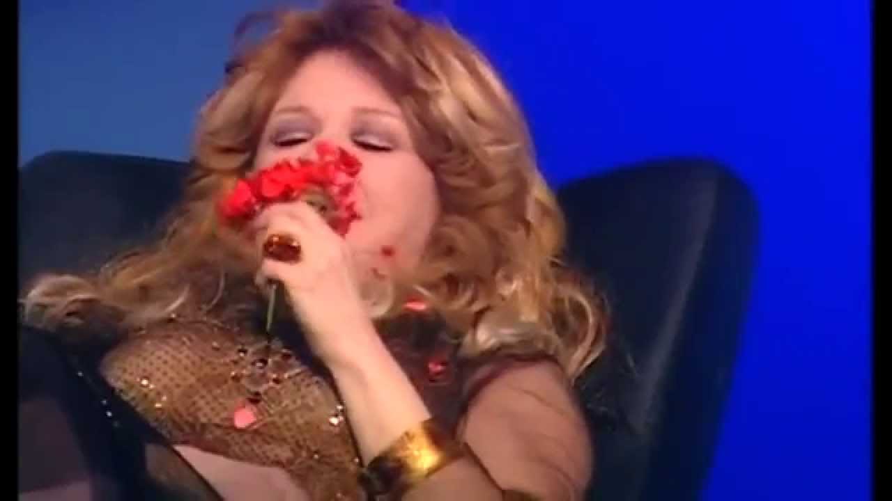 شاهد كسوف نيللى والمذيع يهديها الورد وترد انت مبيتلى بقى ولو مراتك بتتفرج ارمي
