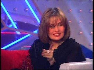 يسرا تداعب الجمهور علي طريقتها الخاصة