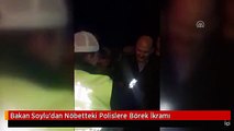 Bakan Soylu'dan Nöbetteki Polislere Börek İkramı