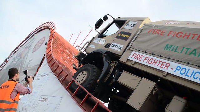 Increíble : camión todoterreno consigue subir pendiente casi vertical