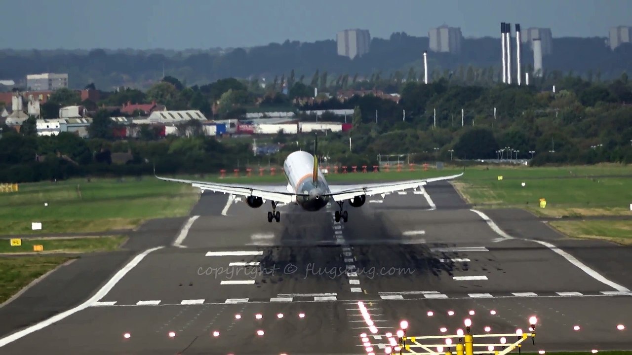 Ce pilote de ligne tente de poser son avion à 2 reprise en pleine tempete