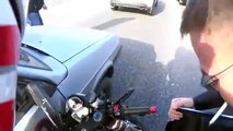 Un motard se mange une portière dans un bouchon