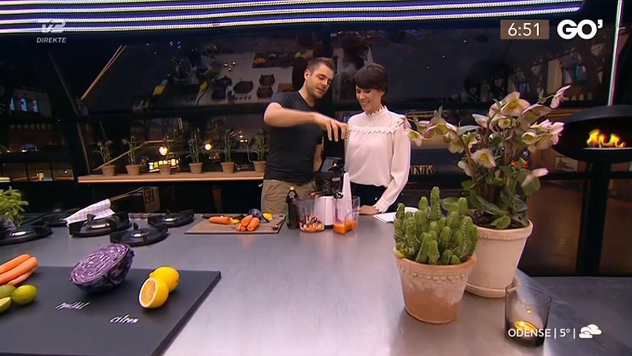 Mads Bo laver juicer og smoothies af udelukkende grøntsager i Go' morgen Danmark (2017.03.03)
