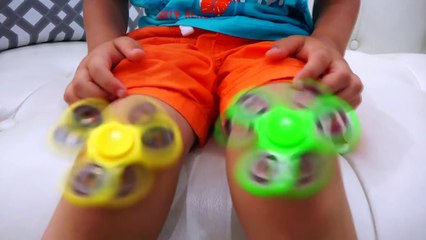 Bad baby giant fidget spinner split and crushes Mommy in half! Family fun toys for kids!-psZNQGxGn1o