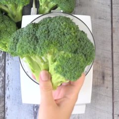 CHEESY BROCCOLI BITES