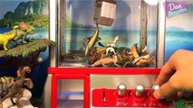 30 DINOSAUR TOYS IN CLAW MACHINE GAME - Tyrannosaurus Rex Triceratops Stegosaurus Velociraptor