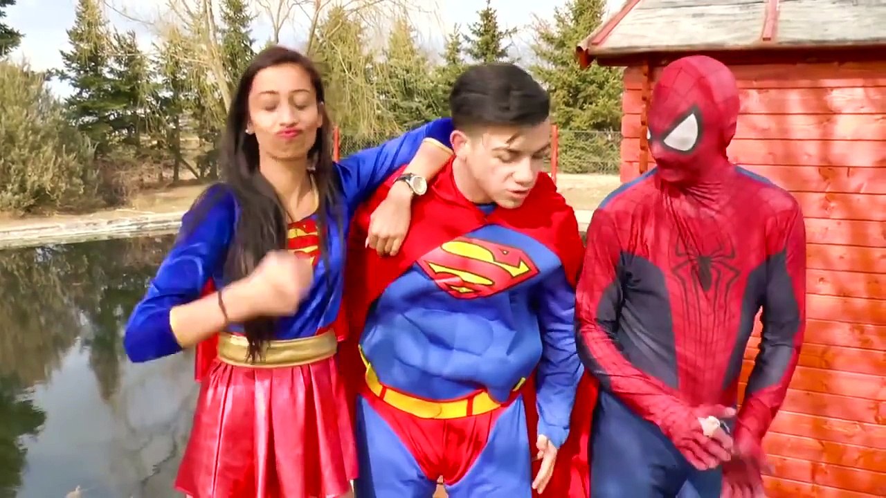 ماشا محركات سبايدرمان ق سيارة عندما سبايدرمان الذهاب إلى مرحاض ث المجمدة إلسا، مهرج