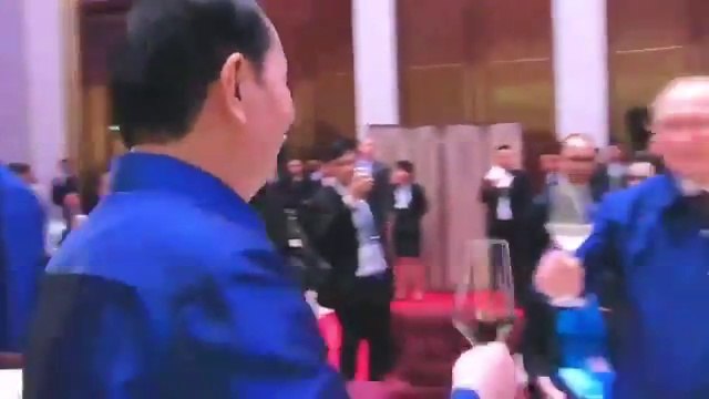 Опасаются инфицироваться. Через три пустых стула от глав других стран