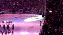 Le micro se coupe et les spectateurs terminent de chanter l'hymne avant un match de Hockey sur Glace !