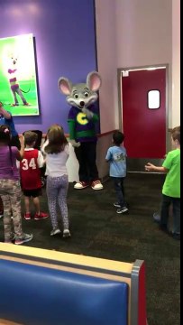 Cette mascotte semble se faire vraiment chier face à ces enfants !