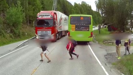 Un enfant traverse derrière un bus et échappe de peu à la catastrophe