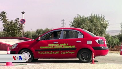 Jinen Efrine xwe feri ajotina otomobilan diken