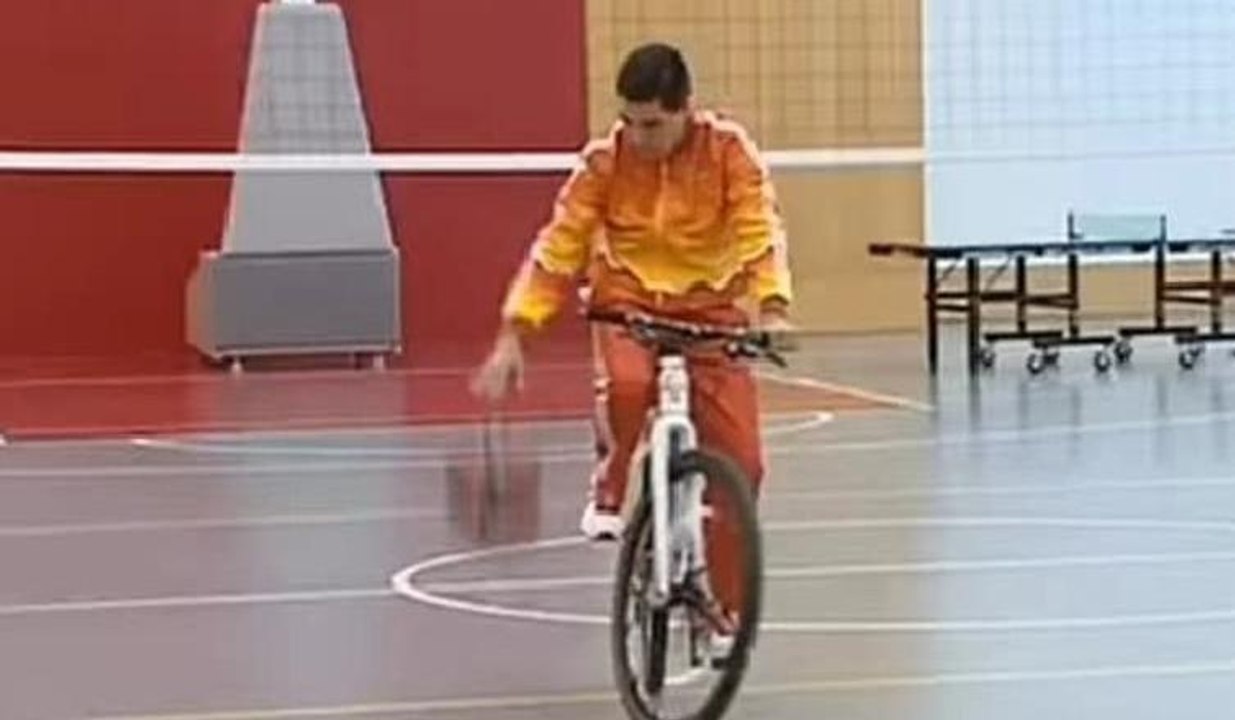 Bisiklete binerken basket atan lider Kurbangül Berdimuhammedov