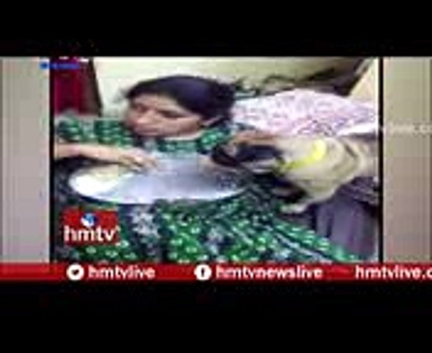 అమ్మ, కొడుకు, ఓ కుక్క  Woman Feeding Dog Funny Video  Jordar News  hmtv