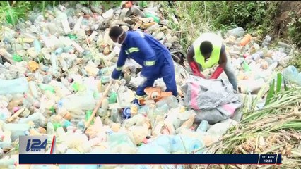 Au Cameroun, des pirogues en plastique recyclées pour la pêche