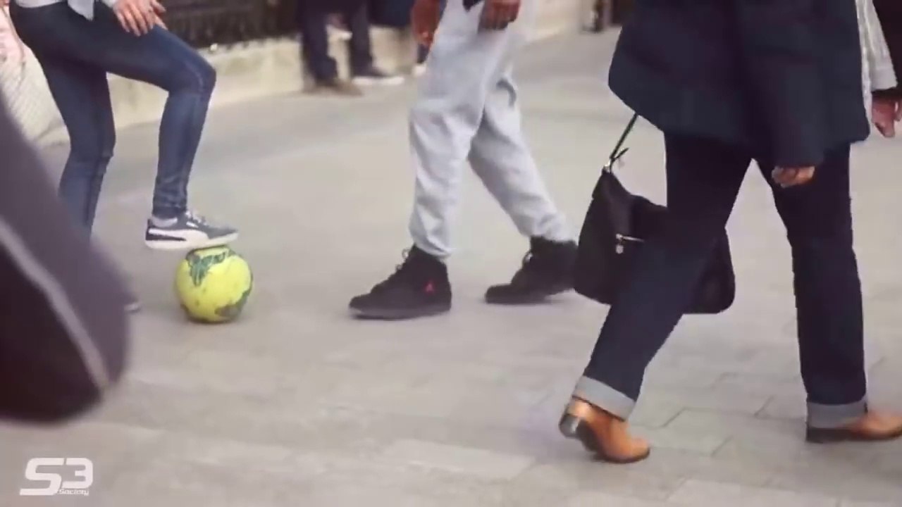 Fille incroyable en football street freestyle!!