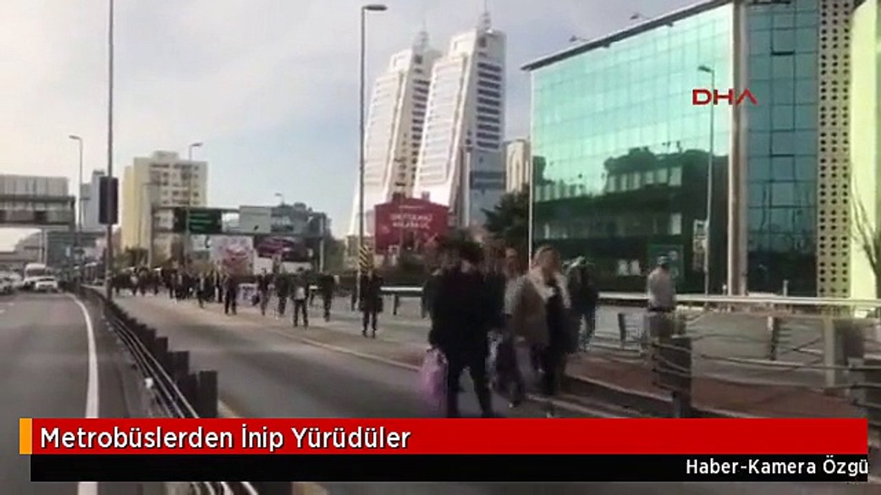 Metrobüslerden İnip Yürüdüler