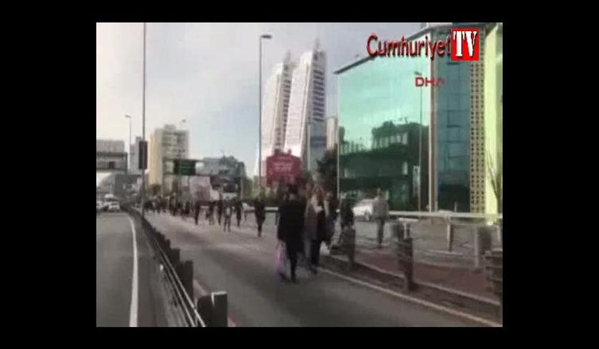 Metrobüsten inip yürüdüler