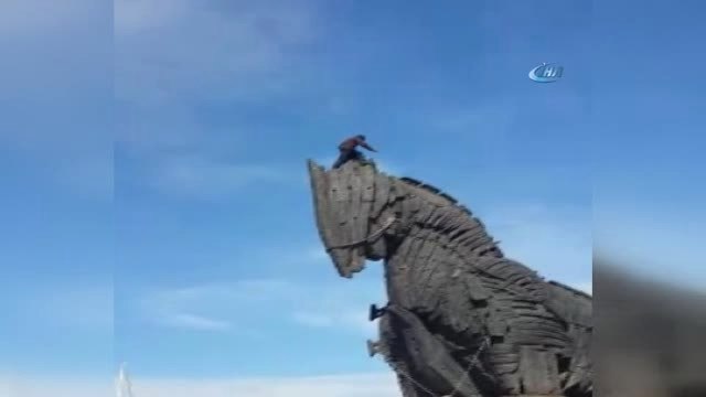 Truva Atı'ndan Düşen Adam Can Verdi... Daha Önce de Truva Atı'na Çıkan Şahıs Böyle Görüntülendi