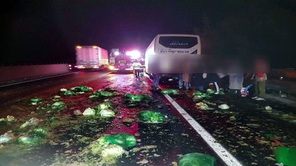 고속버스, 갓길 화물차 추돌...운전기사 사망 / YTN