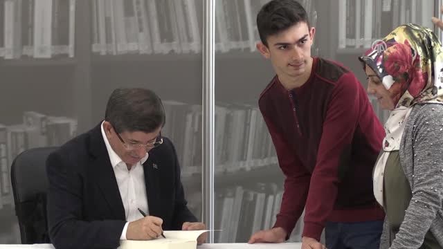 Davutoğlu, Yeni Kitabını Okurları İçin İmzaladı - İstanbul