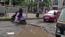 Chute d'une femme en scooter sur une route détruite en Inde !