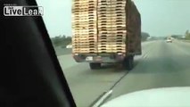 Cette remorque remplie de palettes roule sans son camion sur l'autoroute !