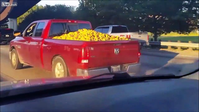 Ce pick-up roule... avec des milliers de pommes de terre dans le coffre !
