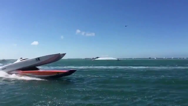 Envol d'un super-boat sur un autre en pleine course à Key West en floride !
