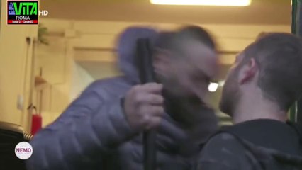 Un mafieux italien met un énorme coup de boule à un journaliste