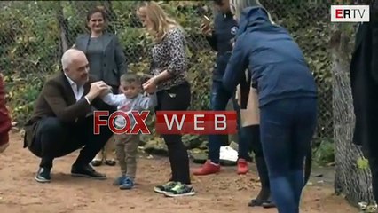Fëmija i bën me 'lloq' xhaketën Ramës, por shikoni si vepron e ëma