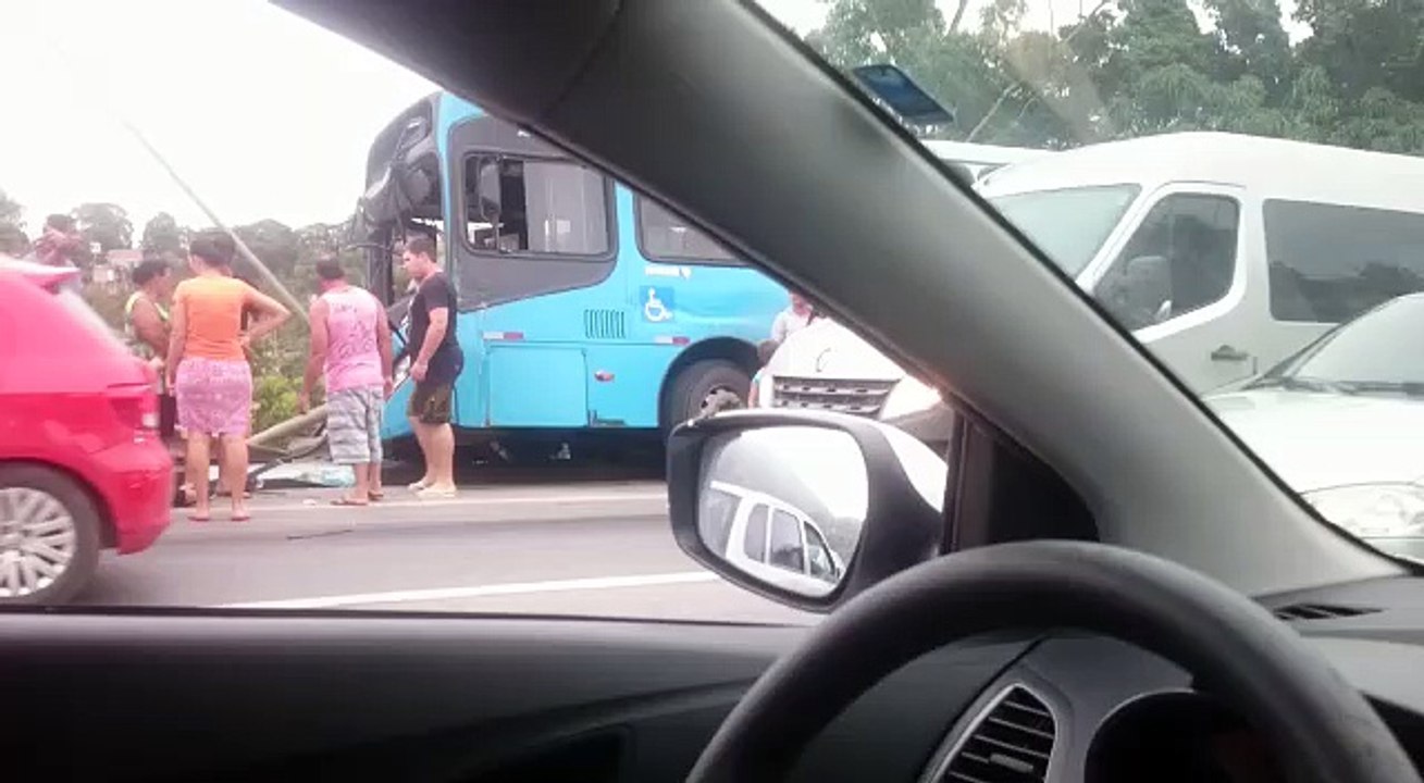 Acidente entre ônibus, caminhão e carro na BR 1...