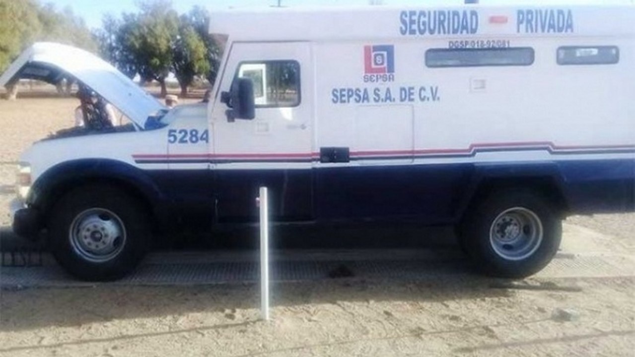 SICARIOS CLONAN VEHÍCULO DE VALORES Y LO LLENAN CON ARMAS EN SONORA