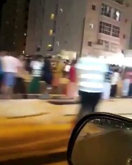 شاهد خروج جميع سكان الكويت من بيوتهم الى الشوارع بسبب الهرة الارضية !!