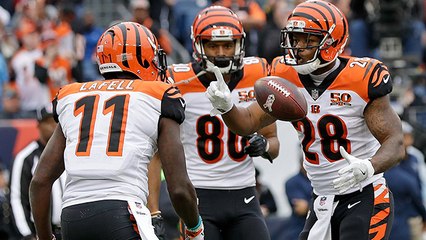 Joe Mixon darts into the end zone on 3-yard run