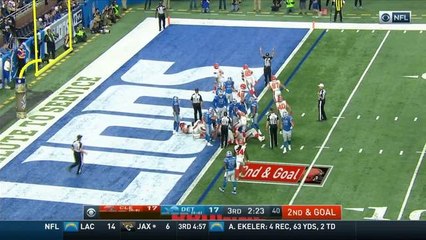 DeShone Kizer goes up the middle for 1-yard TD