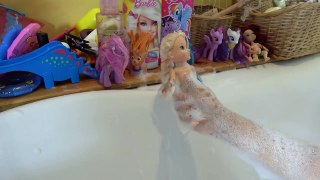 Elsa and Anna toddlers surprises in bubble bath with Chelsea, Ariel and My Little Pony
