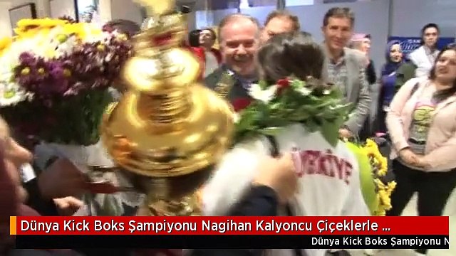 Dünya Kick Boks Şampiyonu Nagihan Kalyoncu Çiçeklerle Karşılandı