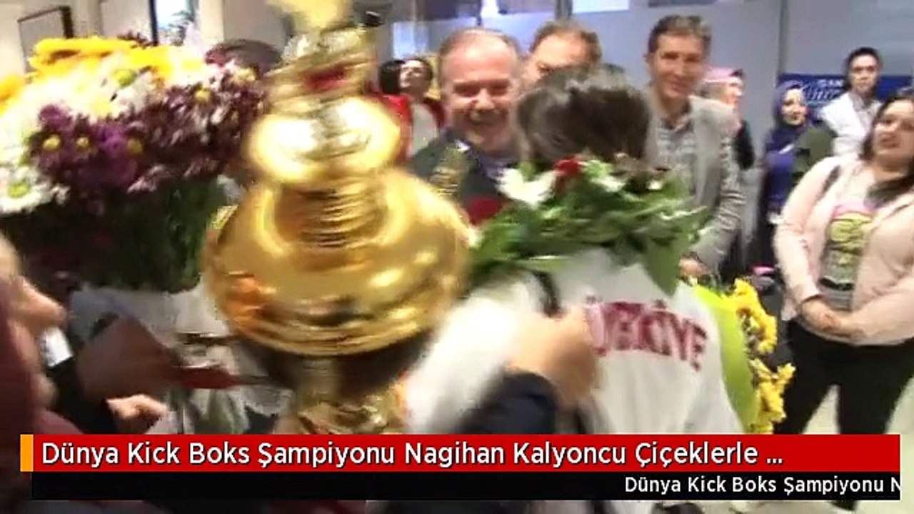 Dünya Kick Boks Şampiyonu Nagihan Kalyoncu Çiçeklerle Karşılandı