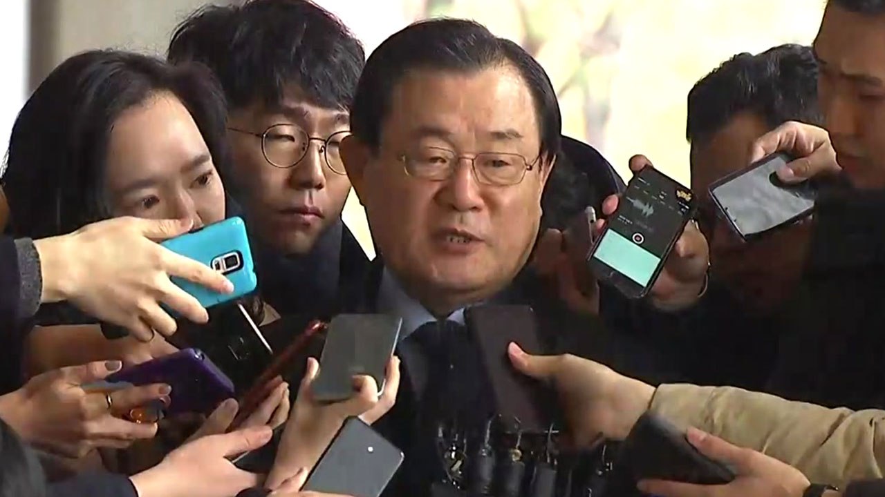 [현장영상] '청와대 뇌물' 이병기 前 국정원장 검찰 출석 / YTN