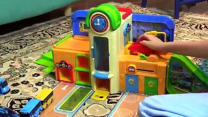 George da Peppa Pig e Hulk No Posto do Tayo The Litle Bus Toys (Parte 1) - 꼬마버스 타요