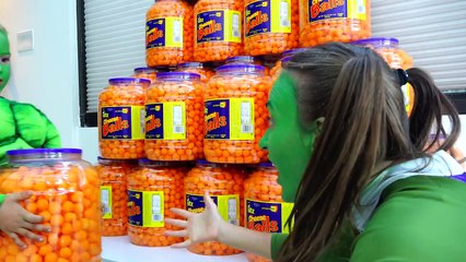 BABY HULK vs HULK MOM - МАЛЫШ ХАЛК в РЕАЛЬНОЙ ЖИЗНИ Hulk Family IRL-o2Kvk3VU5kg