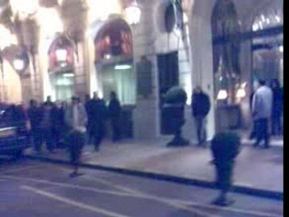 Devant Hotel TOKIO HOTEL 17.11.07 PARIS