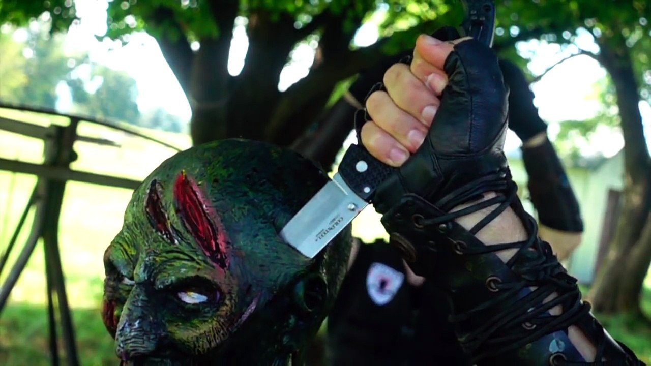 BIGGEST pocket knives in the WORLD! Zombie Go Boom! Cold Steel!